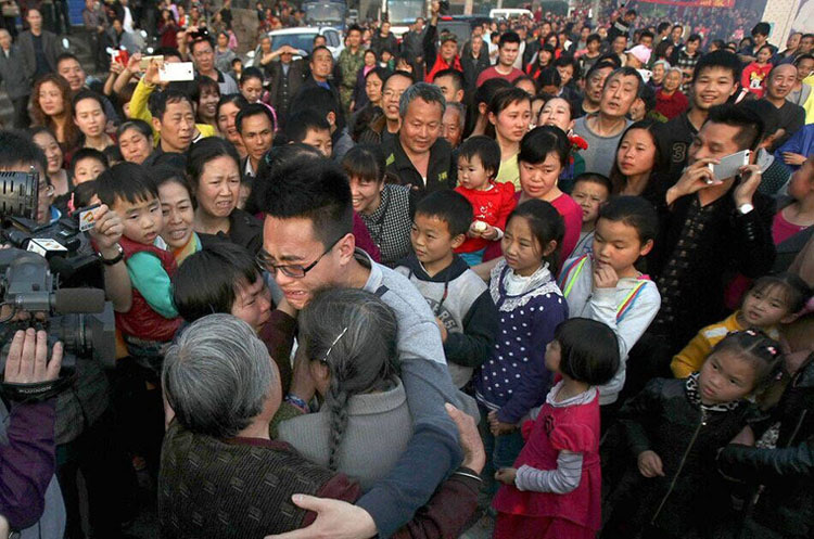 惠州4岁男孩被拐 26年后母子终团聚感动全村 